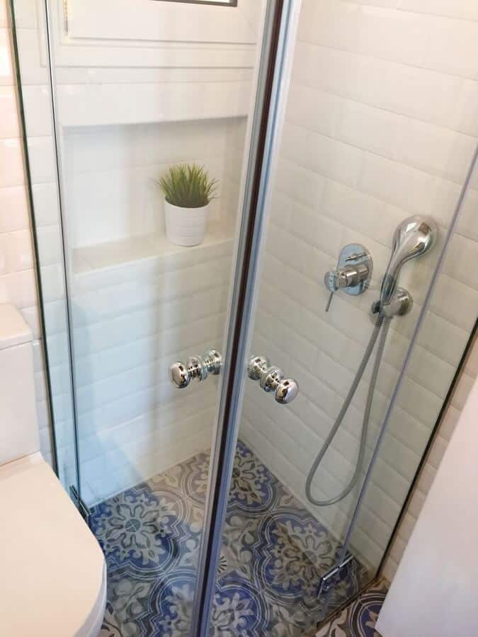 Luxury tempered-glass shower cabin