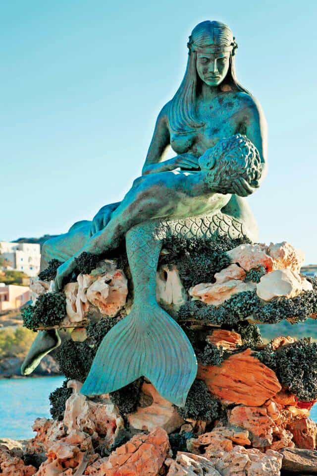 Loukia Studios and Suites Kini Syros - The mermaid statue