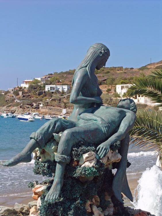 Loukia Studios and Suites Kini Syros - The mermaid statue