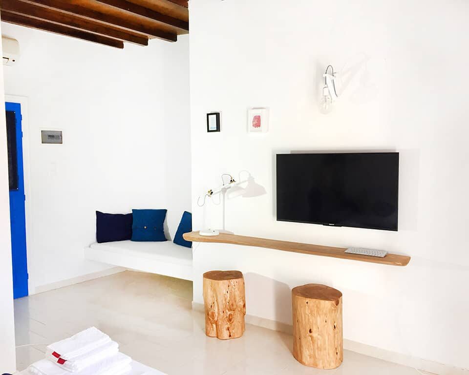 Kini Syros, Mediterranean Suite, Luxury room - Natural wood decoration