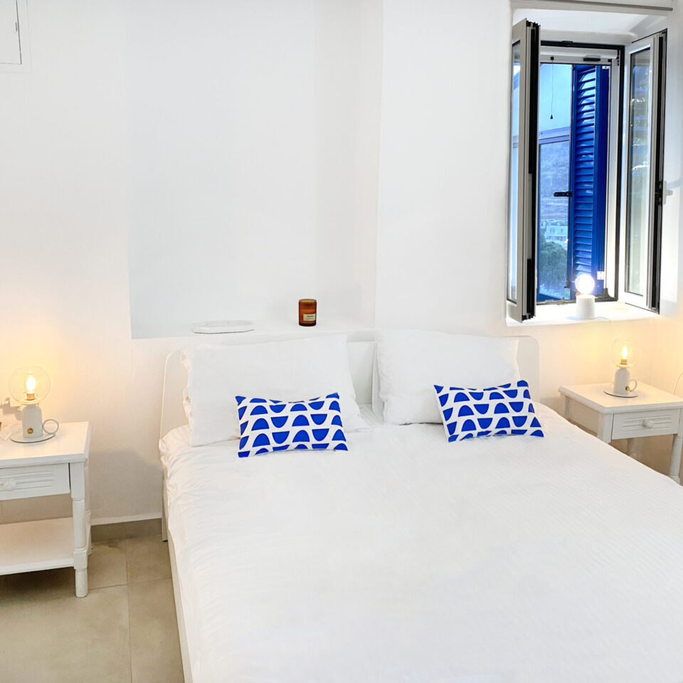 Top quality "Media Strom" queen size bed 160 X 200 cm, air condoning, window, private bathroom, private entrance, private yard